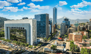 Mercado de oficinas en Santiago cierra el primer trimestre con mayor dinamismo y caída sostenida de la vacancia