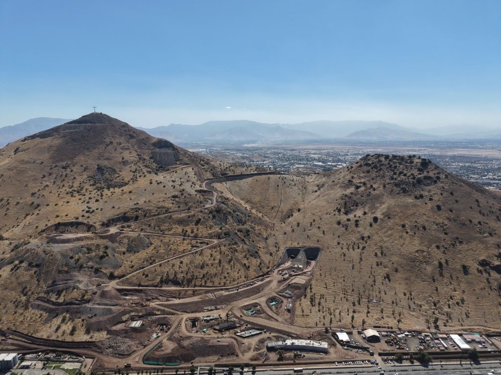 Túnel Lo Ruiz alcanza 20% de avance y sella acuerdo clave con proveedores de tecnología y gestión de tránsito