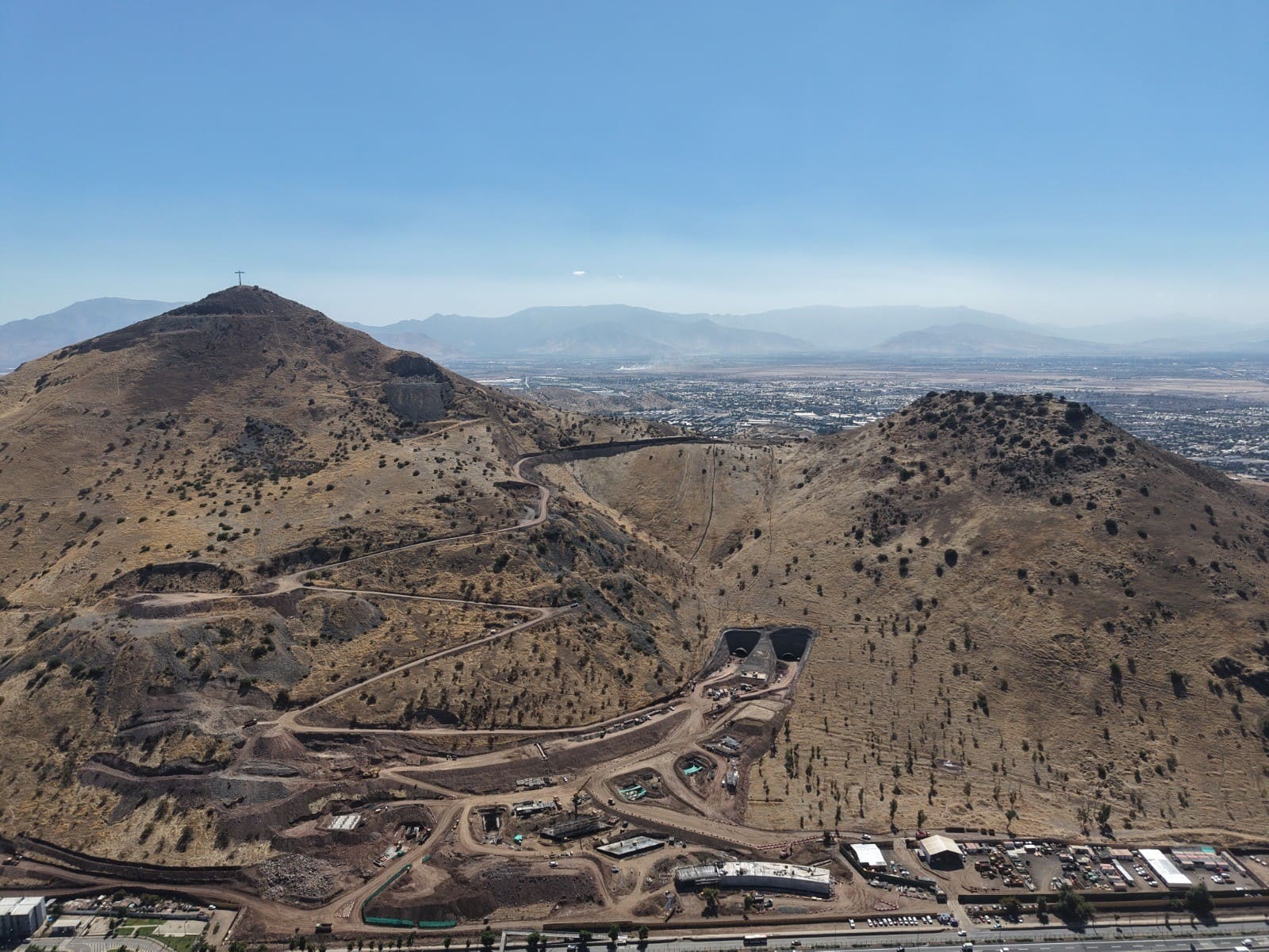 Túnel Lo Ruiz alcanza 20% de avance y sella acuerdo clave con proveedores de tecnología y gestión de tránsito